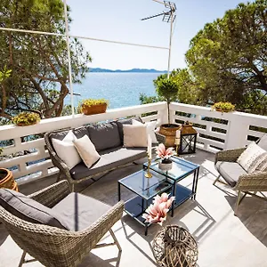 https://apt-center-beach-directly-on-the-sea.hotelinzadar.com